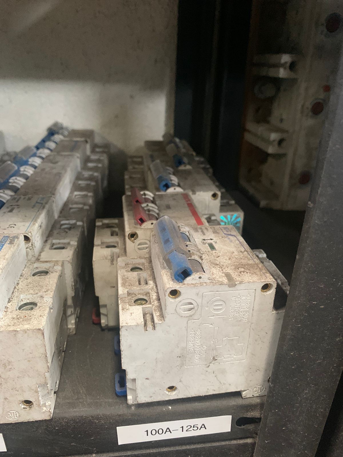 DISJUNTOR BIPOLAR 100 - 125A USADO - C2737