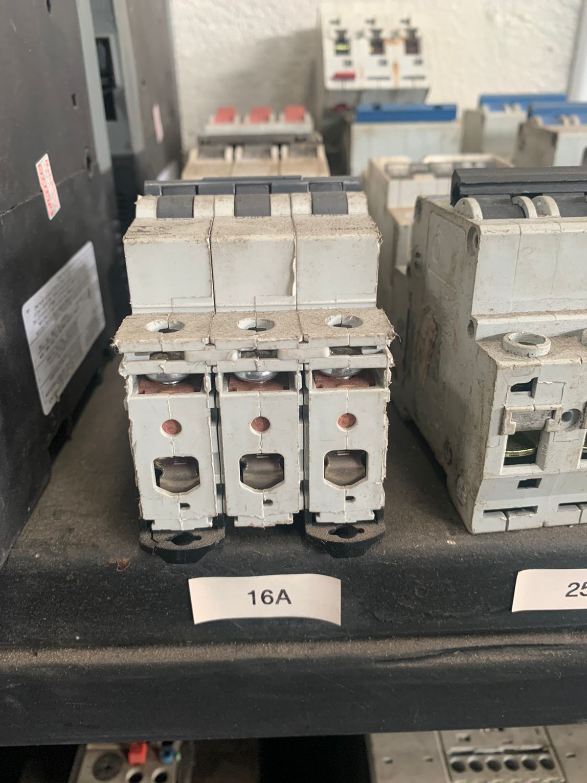 DISJUNTOR TRIPOLAR  80A USADO - C2743